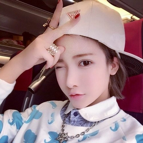 只有风儿会久伴不走 可爱美女qq皮肤素材