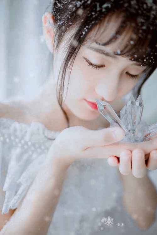 姿态优雅的唯美女生QQ皮肤大图