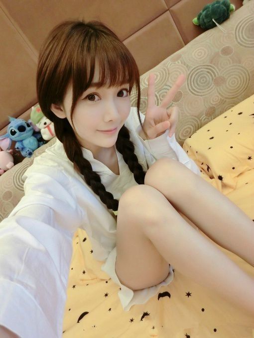 卖萌可爱的女生QQ皮肤 思念再泛滥，被想念的人也不会知道