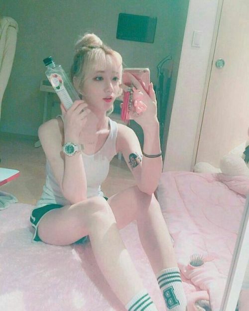 霸气时尚的女生QQ皮肤大图