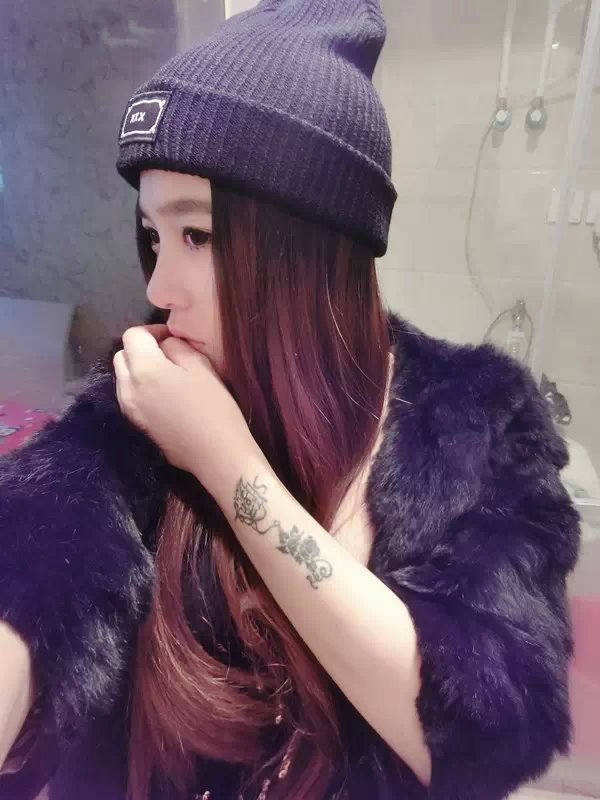 全世界你最好看眼神最让我心安 唯美暖色女生QQ皮肤