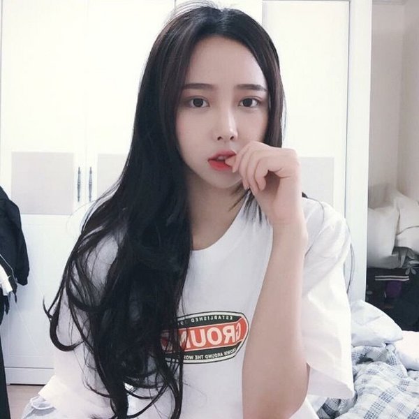 成熟的前提是与孤独为友 唯美的女生QQ皮肤