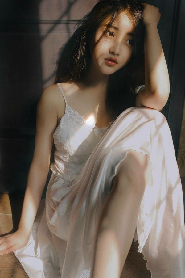 安静的文艺女生QQ皮肤大图