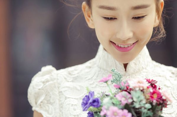 爱笑的清纯少女QQ皮肤大图