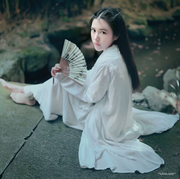 唯美少女QQ皮肤大图 竹林里的秘密