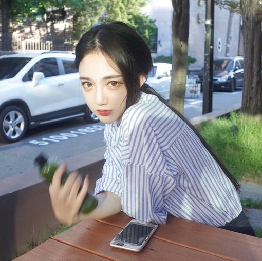 是不是我坚强了太久。伤感女生QQ皮肤图片