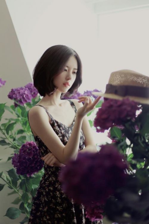 孤灯怀着希望盼着列车路过 月亮攒着失望看着心灯孤独