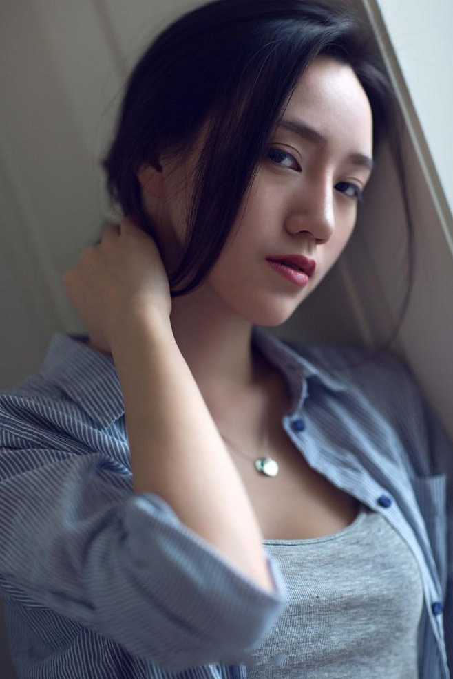 心甘情愿迁就你的人不多 唯美qq皮肤女生大图