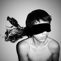 突然听见他叫别人宝贝，突然看着他牵别人的手。难受、
我会说我心里充满了羡慕嫉妒恨吗？呵、
明白，那些只是你给的幻想，
明白，该是时候终结这些无聊可笑愚蠢的举动了。
