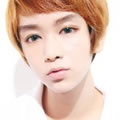 网友发布最新男生QQ头像：用力的微笑、却扯痛了嘴角 