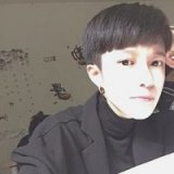 当泪水模糊了双眼 伤感帅气的男生QQ头像