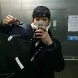 我非柠檬为何心酸 爱玩手机的时尚男生QQ头像