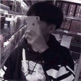 手机挡脸的黑白色男生头像