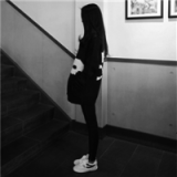 任凭他离我远去，我却束手无策。意境悲伤的女生个性头像