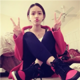 盘着腿的霸气潮流女生QQ头像
