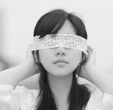 蒙上双眼看世界的伤感女生黑白头像