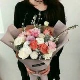 手盆鲜花的女生唯美QQ头像