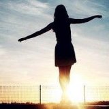 逆光LOMO的唯美意境女生头像