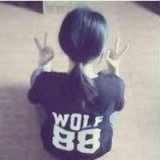 盘腿剪刀手 个性女生背影头像