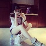 盘腿坐的霸气超拽女生qq头像