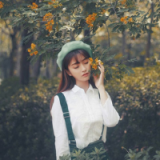 手捧鲜花的的唯美长发女生头像