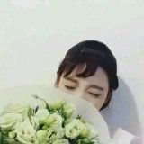手捧鲜花的女生唯美头像大全