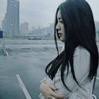 强颜欢笑 是谁在敷衍 伤感女生QQ头像