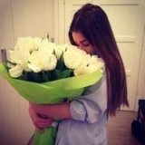 别告诉他我还想他 手捧鲜花的女生QQ头像