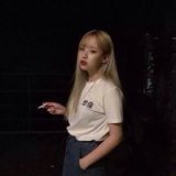 三个人很挤，不是吗。伤感女生头像