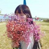 手捧鲜花的唯美女生头像大全