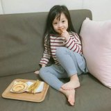 嘟嘴剪刀手卖萌