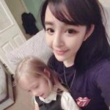 抱孩子的女生头像