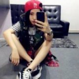 盘腿时尚的个性女生qq头像