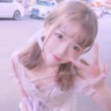 但她也曾笑容明媚如春光