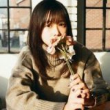 手捧花的唯美女生QQ头像