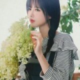 恨比爱，更困难。时尚长发女生微信头像