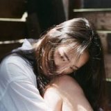 给我一分钟的拥抱，好吗。伤感女生QQ头像