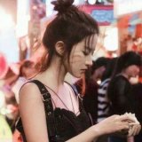 我没办法边走边爱，他一个人挡住了人山人海。