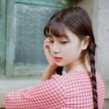 粉红格子衫女生可爱QQ头像
