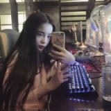 爱玩手机的自拍女生QQ头像