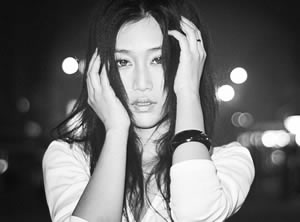 我知道谁对我好  谁在骗我  谁嘴里说爱我背地里巴不得我死
虽然我也不愿意相信这样的事实
可是又能够怎么样
