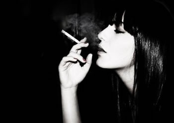 灰色系欧美潮流女抽烟图片_轻叹花开花落的流年