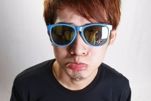 感动了就给自己一个拥抱
微笑了就让全世界都知道
走累了先投靠这一座城堡
幸福了是因为有你在打扰
