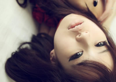 我会对他说：
你愿意等到我心里放下他的话 你等吧。
如果你不愿意 那么就别等了 因为没必要。
你很爱我的话 你就会等。
