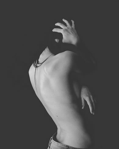 性感的美女qq空间素材图片_首尔暧昧与爱情无关
