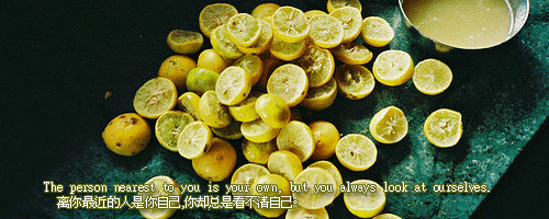 不信我永远只能在幸福的界外痛就大声哭出来
哭完就能继续再追爱

