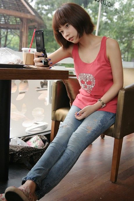 我是个内心酸楚的人 我小气 我黑暗 我总是轻易的去嫉妒别人的爱情
羡慕别人的玫瑰花 羡慕别人的套装 连别人的微笑 相依都会让我疼痛
像钉子深深的敲入我的眼睛 我长叹 为何连最基本的 都让我难以触碰
我也想要一场旅行不温不火  给我一个拥抱告诉我 我终于拥抱到你了
我也想要一张合影 有我的傻比的大笑有 你羞涩的脸庞 有一样能证明
能证明 我们是情人 我们是爱人 我们 跟所有情人一样 做我们能做的
愿望有些苦闷 有些急躁 有些肤浅鄙夷 更甚至让我觉得这是一种自嘲
然后我就笑了 的确 这是一种自嘲 会受到众人的鄙夷 笑吧笑吧 活该
