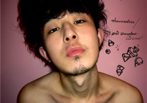 伪装男生QQ空间图片_俄为迩写的内首歌也在哭泣