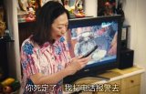 我笑乐，你懂吗？注意她手上拿的什么