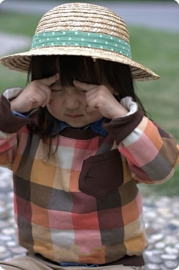 镜子中的自己
哭得那么无力
灰白色的记忆
没有太多的旋律
听着你的CD
每一句我爱你
歌词太过华丽
转身我失去你
